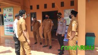 Kapolsek Ukui cek Lahan Ketahanan bersama Kepala desa air Emas